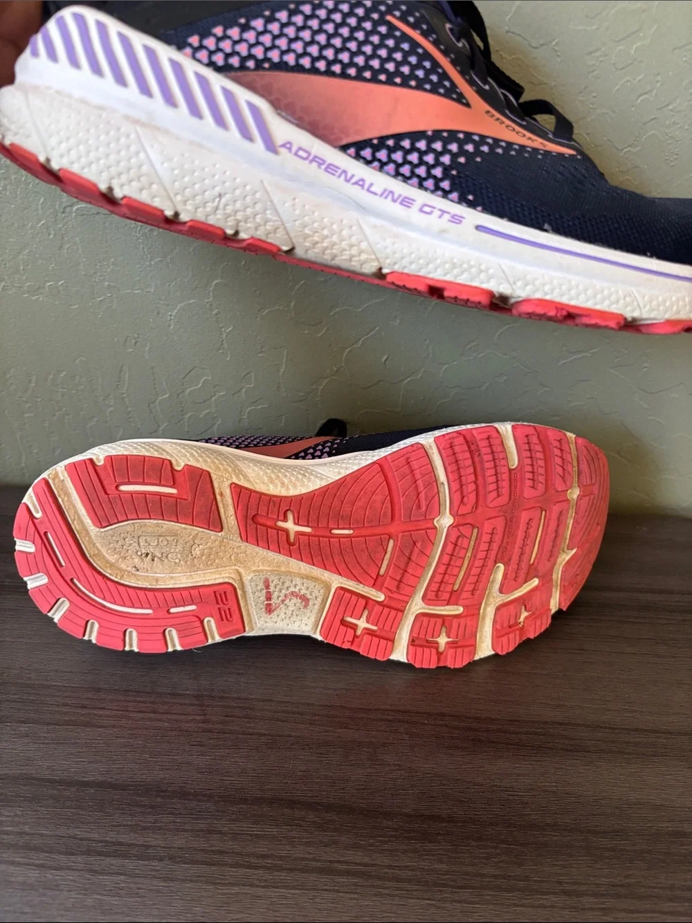 Brooks Adrenaline GTS 22 Road Running Black Purple Peach Sneakers Size 10.5